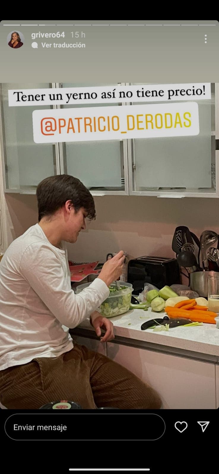 Debido al gran gesto que tiene con ella, la intérprete de ‘Sopa de letras’ no dudó en compartir otra imagen, esta vez de Patricio mientras cocina. “¡Tener un yerno así no tiene precio!”, agregó ella en la descripción. 
<br>