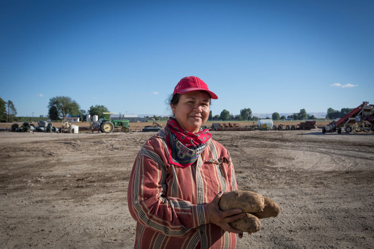 Florita Valdez, una de las mujeres que recoge papas en Wilder, Idaho.