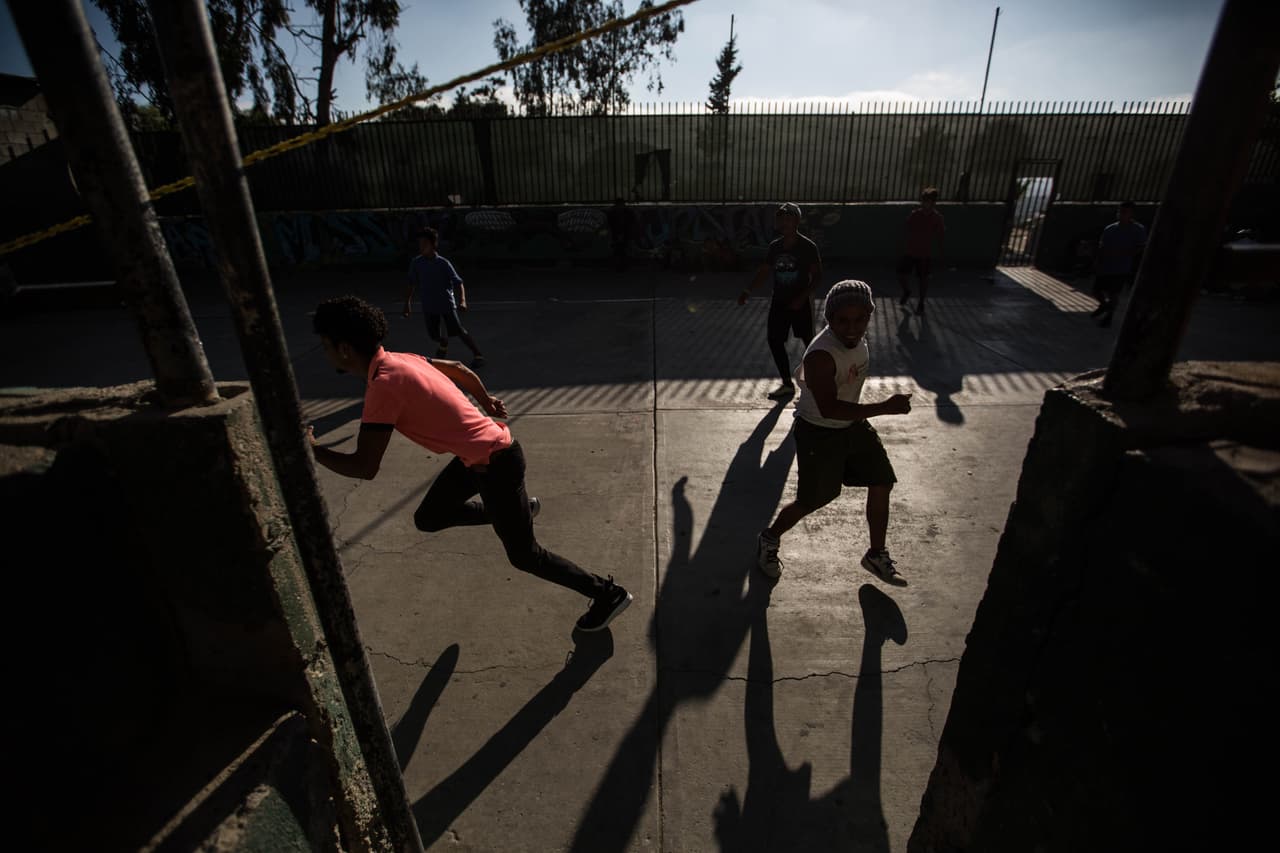 Un grupo de niños y jóvenes jugando en el albergue Ágape. 
<b>Lo que no se ve es que justo de trás de ese espacio de juegos hay un cementerio y a un lado uno de los botaderos de basura</b> más grandes de la ciudad.