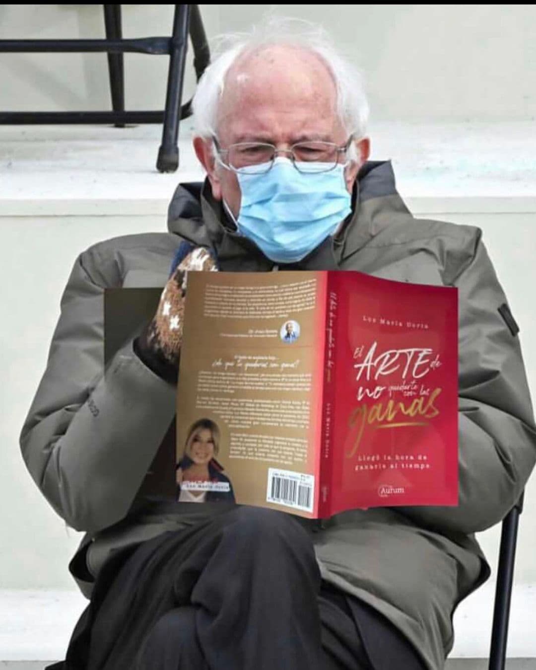 Bernie Sanders fue una de las figuras más destacadas en la toma de posesión de Joe Biden, y es que sus guantes robaron miradas y protagonizaron todo tipo de memes, como este, donde lo vemos muy interesado leyendo.
