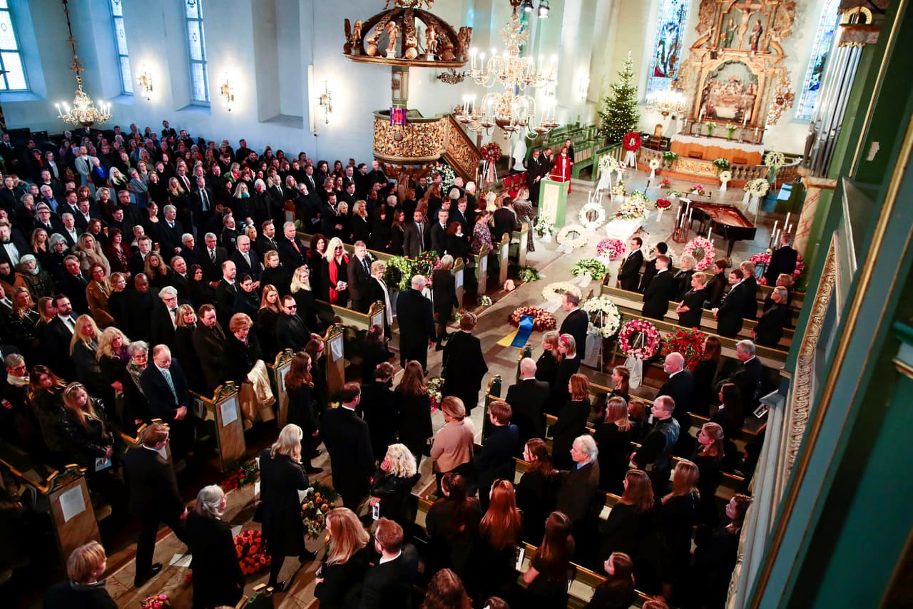 La familia real de Noruega, autoridades de ese país, amigos y ciudadanos asistieron este viernes 3 de enero al funeral de Ari Behn, exesposo de la princesa Märtha Louise, en la catedral de Oslo, según reseñó el diario español 
<b><a href="https://elpais.com/elpais/2020/01/03/gente/1578064141_422808.html" target="_blank">El País</a>. </b>