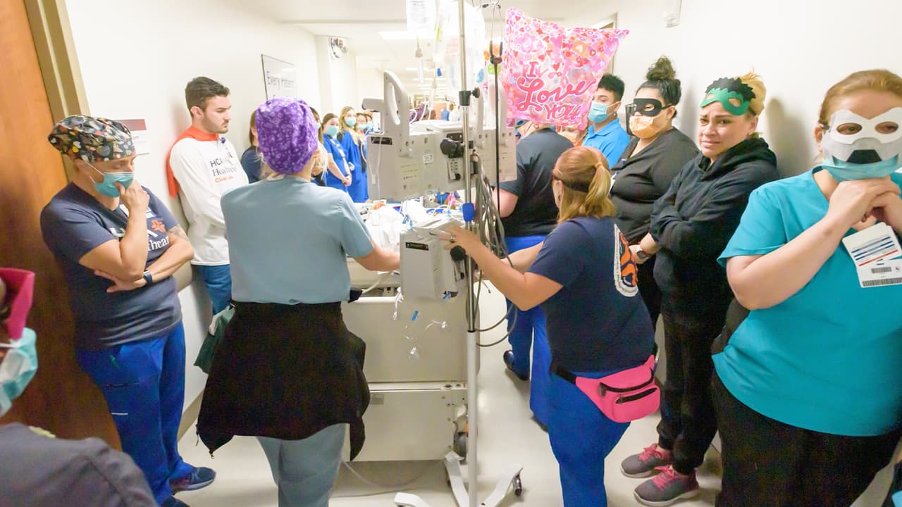 Personal del hospital HCA Houston Healthcare Clear Lake le hizo un pasillo de honor por la valentía del pequeño.