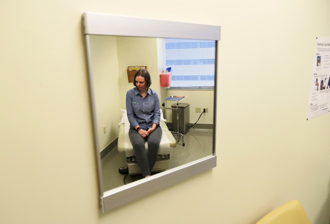 “Todos nos sentimos muy indefensos. Ésta es una gran oportunidad para hacer algo”, dijo Jennifer Haller, de 43 años. Tras la inyección, salió de la sala con una gran sonrisa: “Me siento genial”, dijo a la agencia AP.