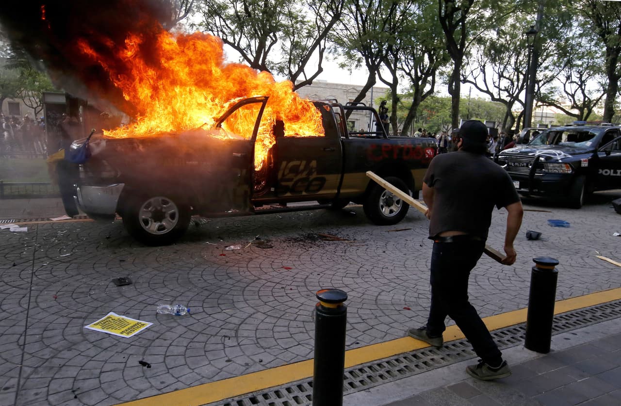 La protesta se tornó violenta cuando encapuchados hicieron pintadas en varios inmuebles, 
<a href="https://www.univision.com/noticias/protesta-en-guadalajara-por-la-muerte-de-giovanni-lopez-termina-con-patrullas-quemadas-y-mas-de-20-detenidos">incendiaron dos patrullas y provocaron daños al edificio del gobierno estatal</a>, siendo dispersados luego por policías antimotines.
