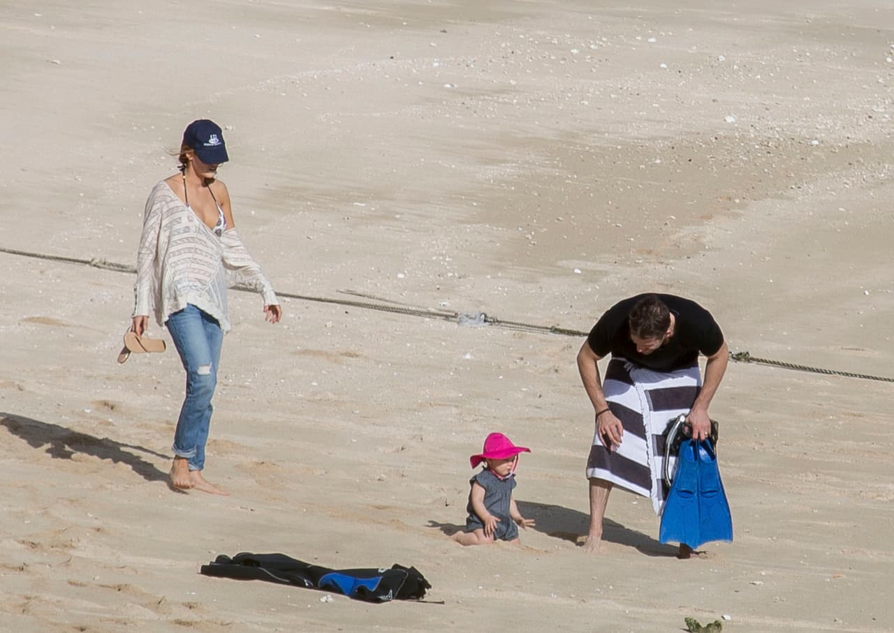 La pequeña seguía encantada con la arena.
