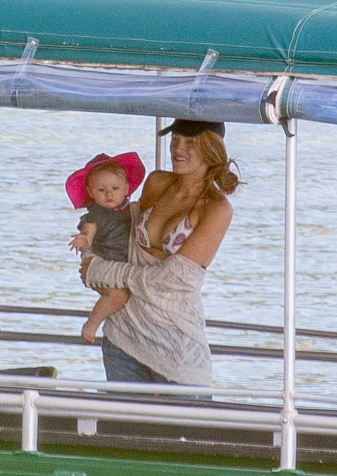 Blake cargando a su nena durante el paseo.