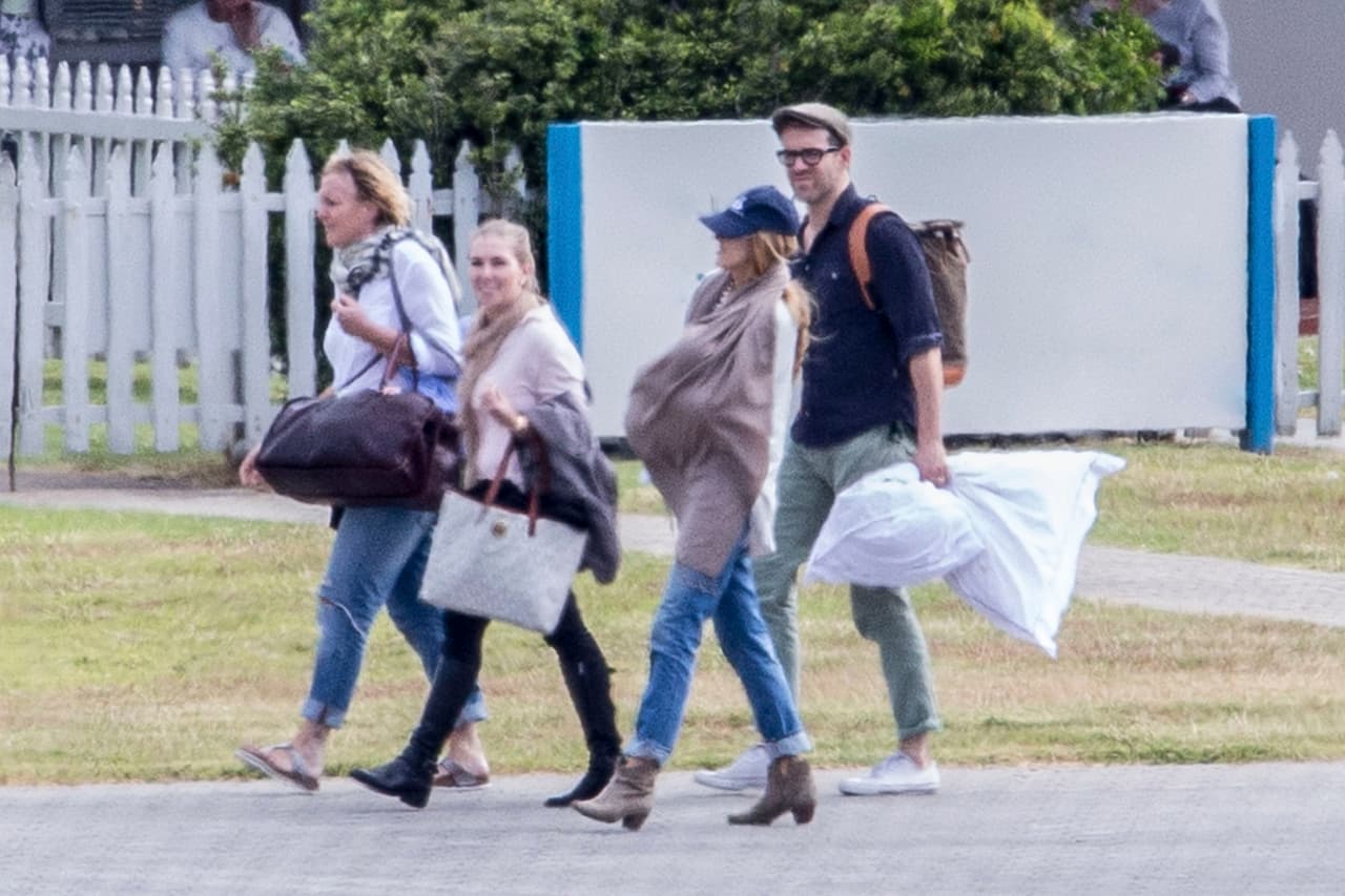 Y hasta allá llegó a visitarla su esposo, Ryan Reynolds - con todo y almohada.