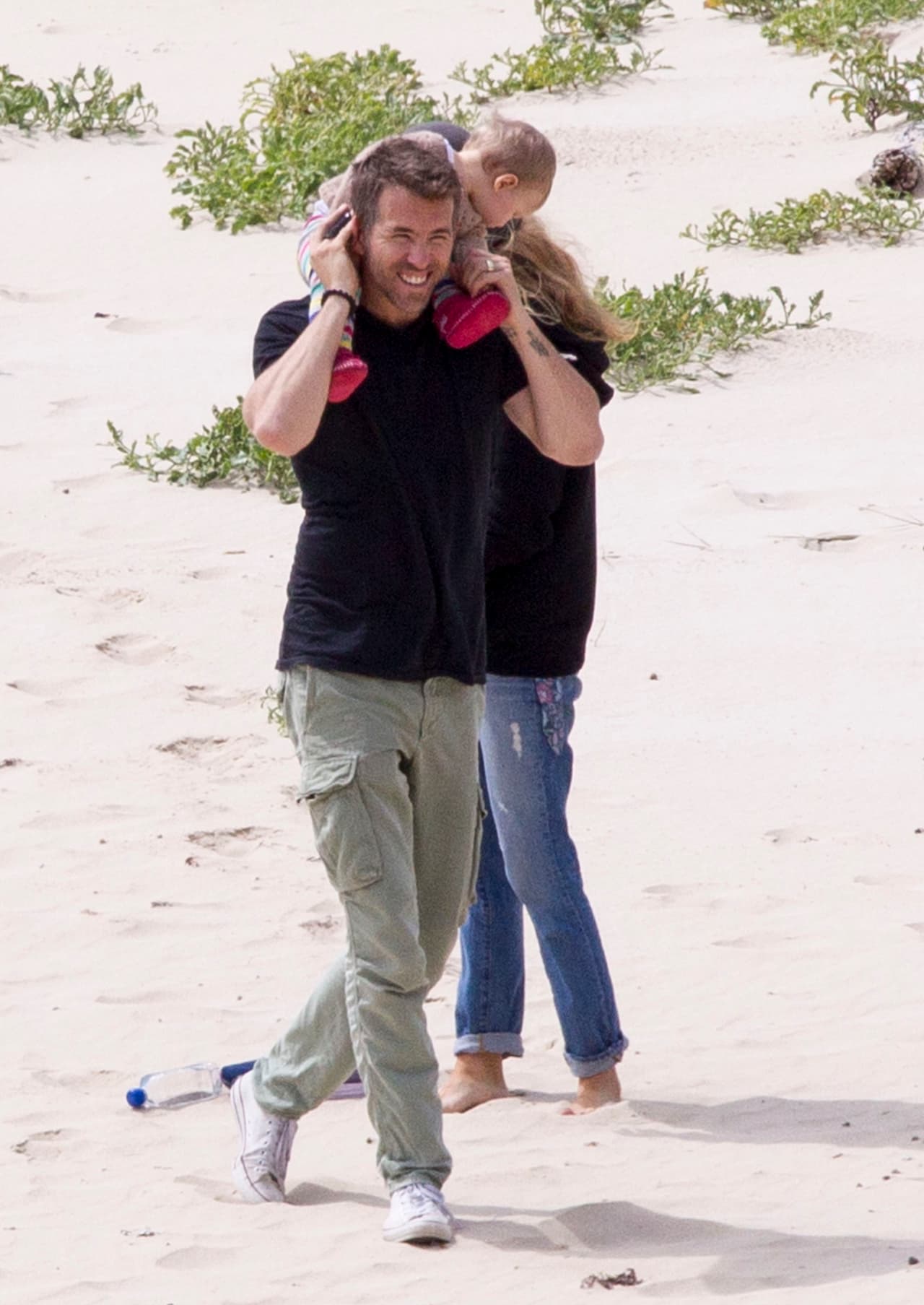 Ryan cargaba en hombros a su nena, James.