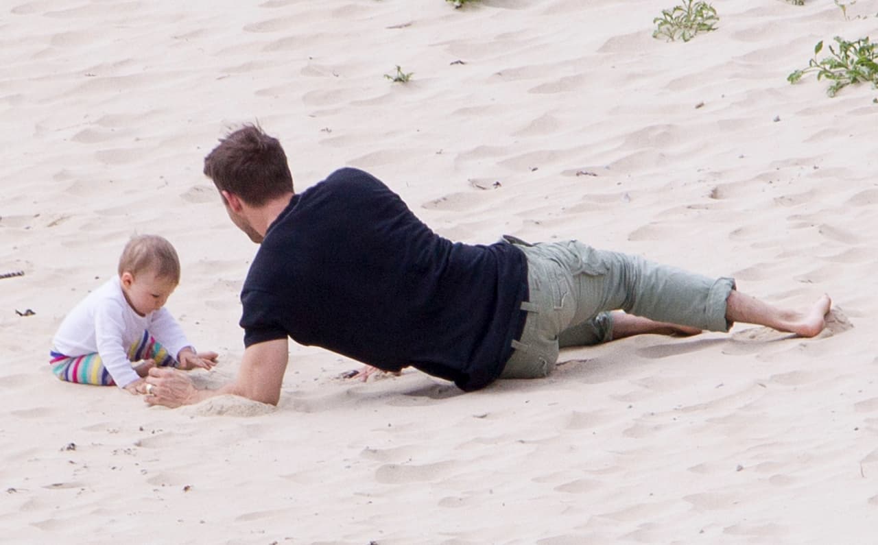 Y se pusieron a jugar con la arena.