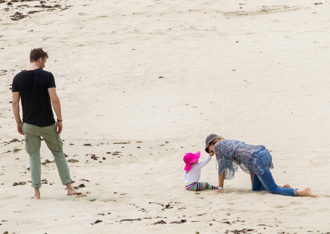 No, nena, ¡la arena no se come!