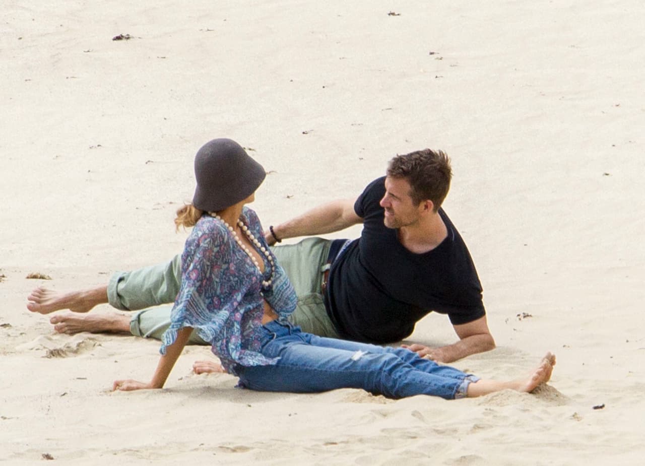 Poniéndose al corriente sobre sus vidas diarias.