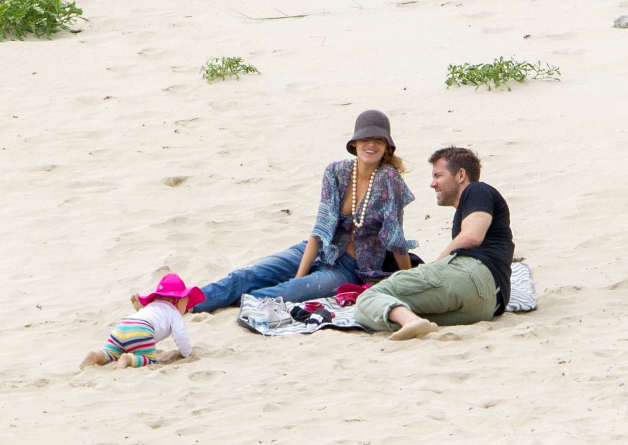 Mientras ella jugaba, papi y mami platicaban.