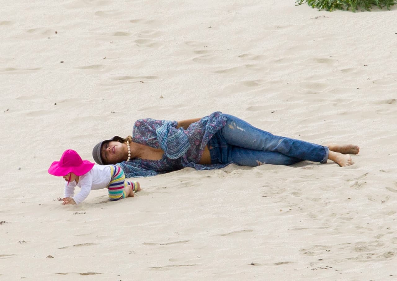 Blake recostada, viendo a su nena.