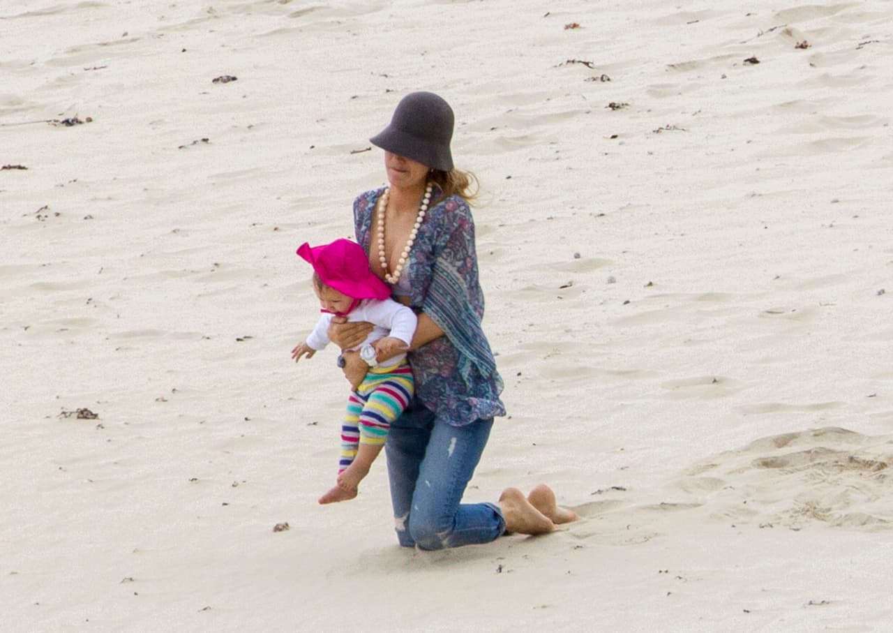 Y la pequeña estaba encantada con la arena.