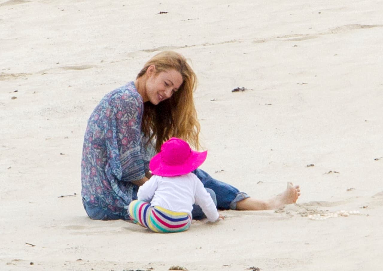 Se trata de una chica perseguida por un tiburón en el mar. ¡Estresante!