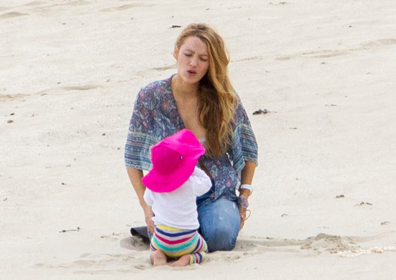 Blake jugando con su nenita.