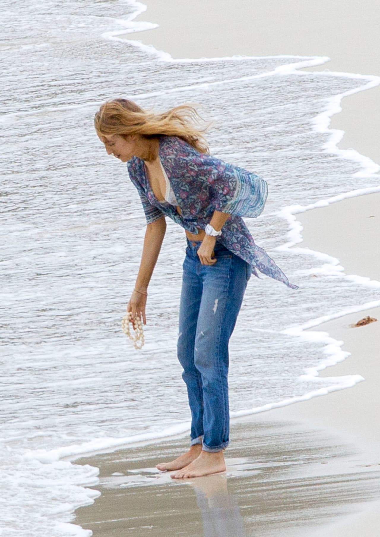 Blake remojándose sólo un poco.