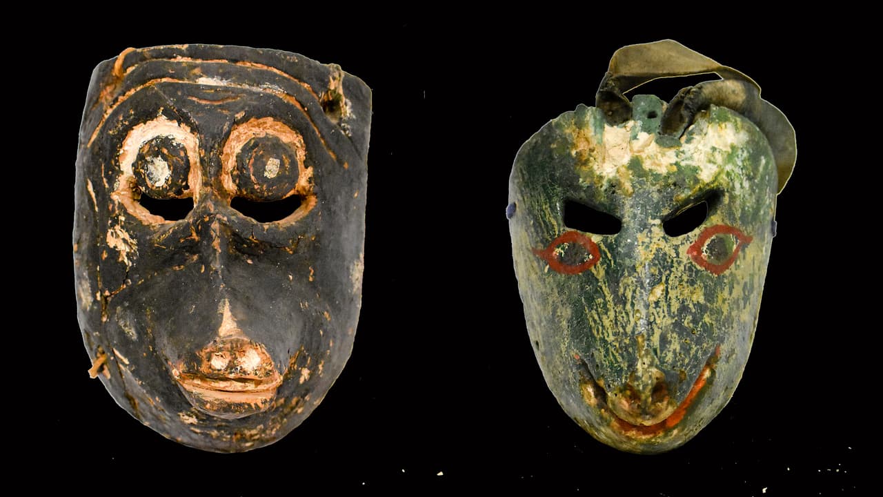 Entre las civilizaciones prehispánicas, las máscaras jugaban un papel metafísico y representaban a dioses y creaciones divinas, además de reflejar un estatus no solo económico sino también social.