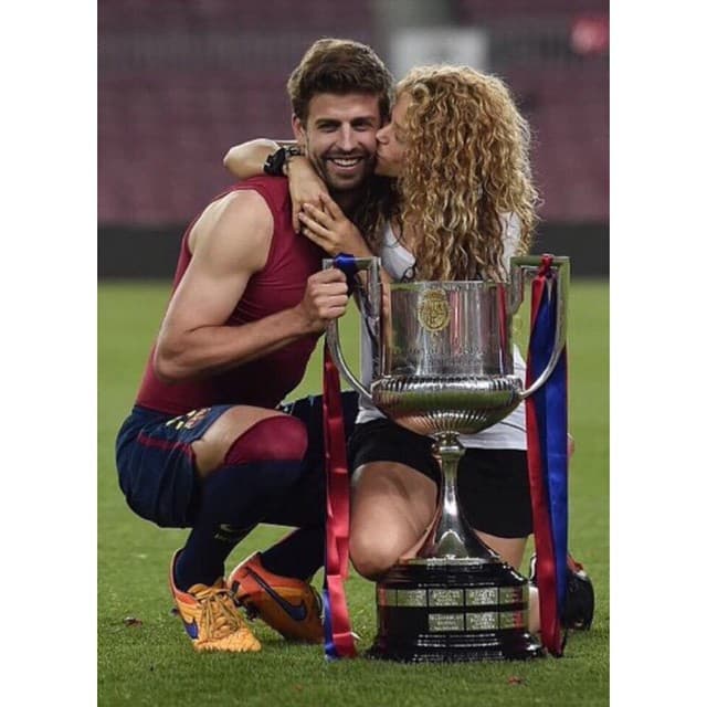 El FC Barcelona ganó la la Copa del Rey y para felicitar a Piqué, Shakira le dio un tierno besito.