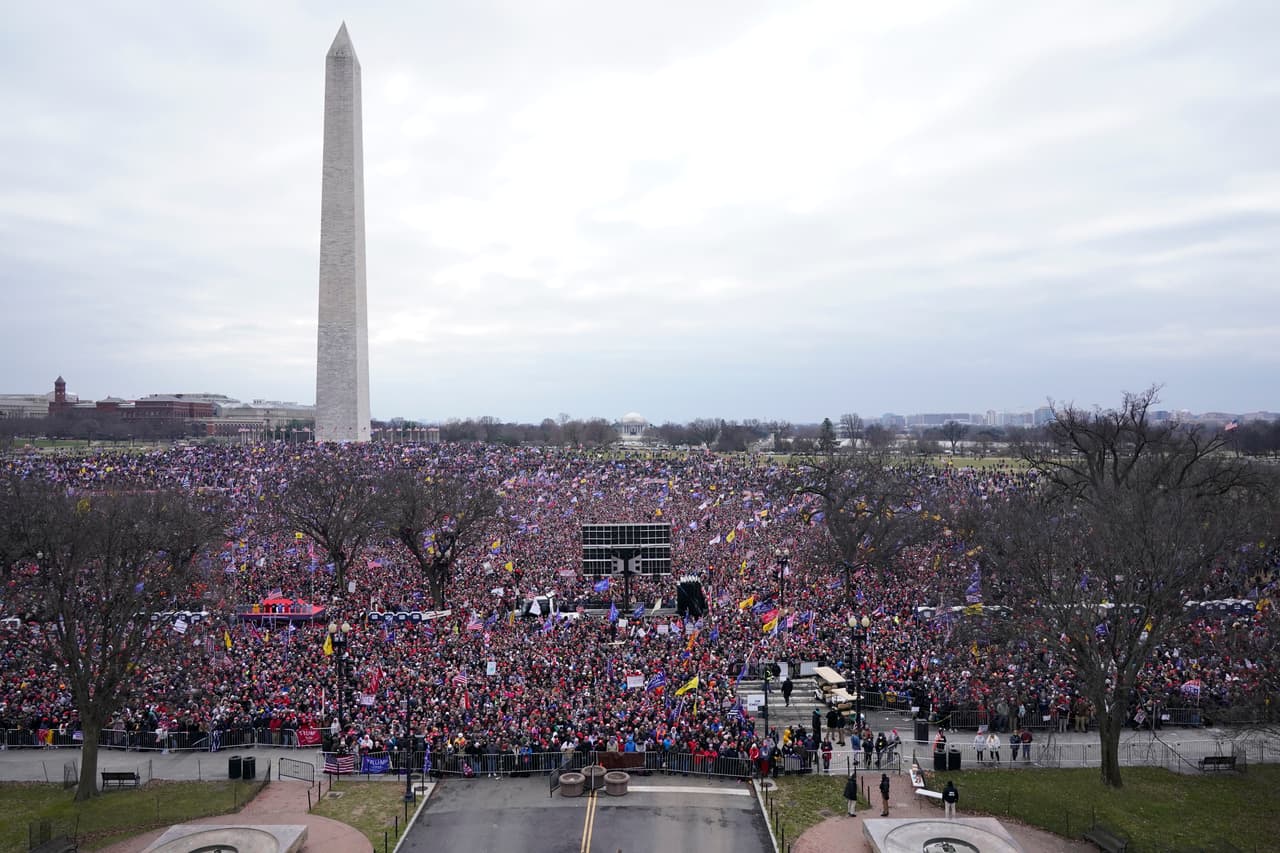La multitud de partidarios de Trump cerca del monumento a George Washington.