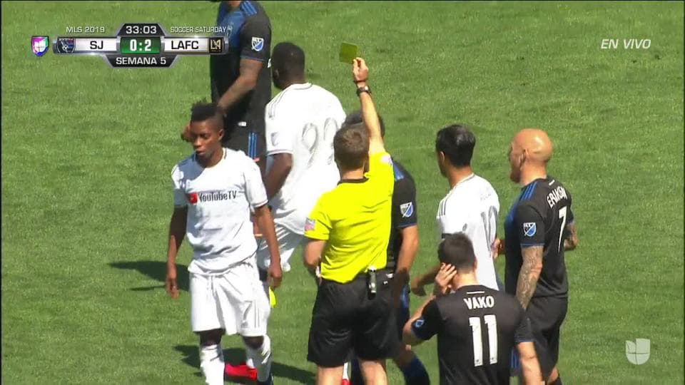 Tarjeta amarilla. El árbitro amonesta a Cristian Espinoza de San Jose Earthquakes