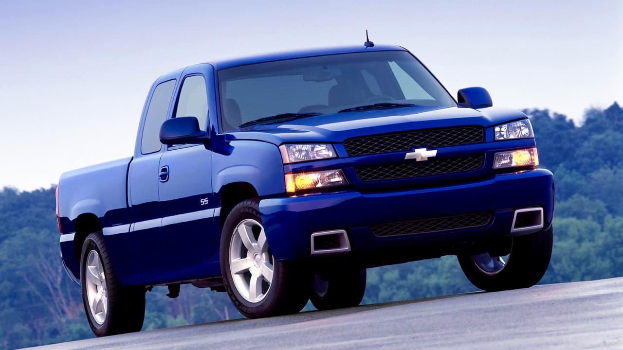 <h3 class="cms-h3-H3"><b>Chevrolet Silverado SS 2003-2007</b></h3>
<br>
<br>En 2003 Chevrolet presentó su primera pickup de alto poder, la Silverado SS. Bajo la tapa de su motor se encontraba un portentoso V8 Vortech de 6.0 litros de alto desarrollo que generaba 345 caballos de fuerza. La Silverado SS contaba con suspensión deportiva especial y tracción 4X4, lo que elevaba su precio sobre los 40,000 dólares y limitaba su utilidad como vehículo de trabajo. Aunque la SIlverado SS era una delicia para manejar.
<br>
<br>Para bajar su precio Chevrolet primer hizo a la tracción 4X4 opcional y luego la eliminó totalmente. También reemplazó los frenos traseros de discos por frenos de tambor. Al final de su carrera en 2007 la magia de la Silverado SS había sido notablemente diluida.