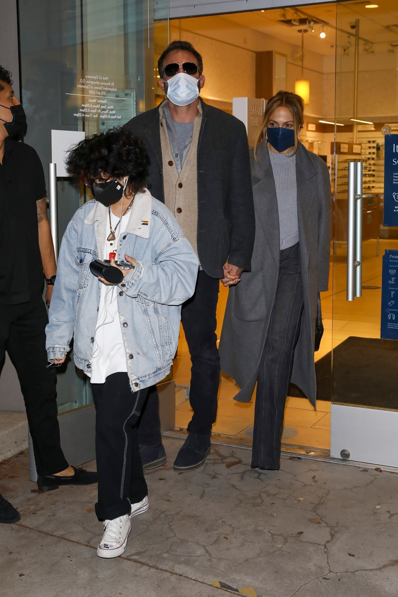 Los paparazzi capturaron el momento mientras salían al lado de la adolescente. 
<br>