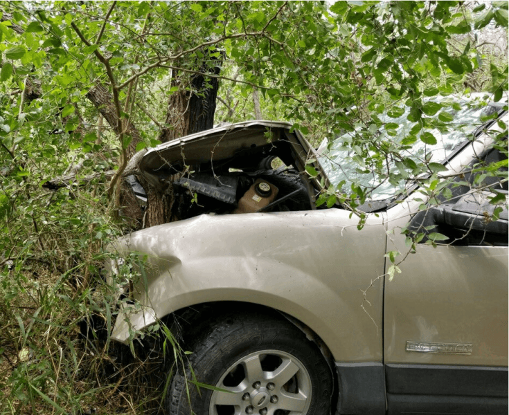 Así quedó la camioneta Ford donde transportaban inmigrantes indocumentados en McAllen, Texas.