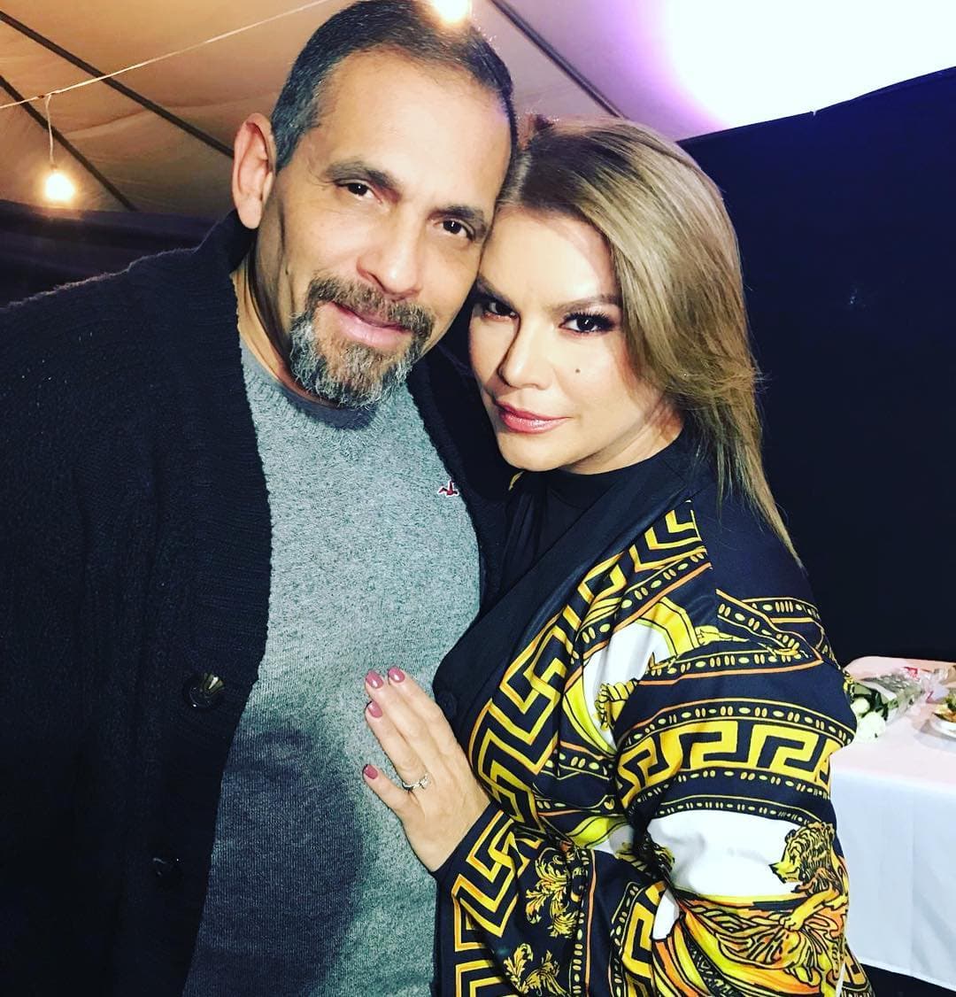 <b>Olga Tañón,</b> la ‘jueza de acero’ en 
<b><a href="https://www.univision.com/temas/la-reina-de-la-cancion">Reina de la Canción</a></b>, vive cada día más enamorada de su esposo Billy Denizard, con quien se casó hace poco más de 17 años.