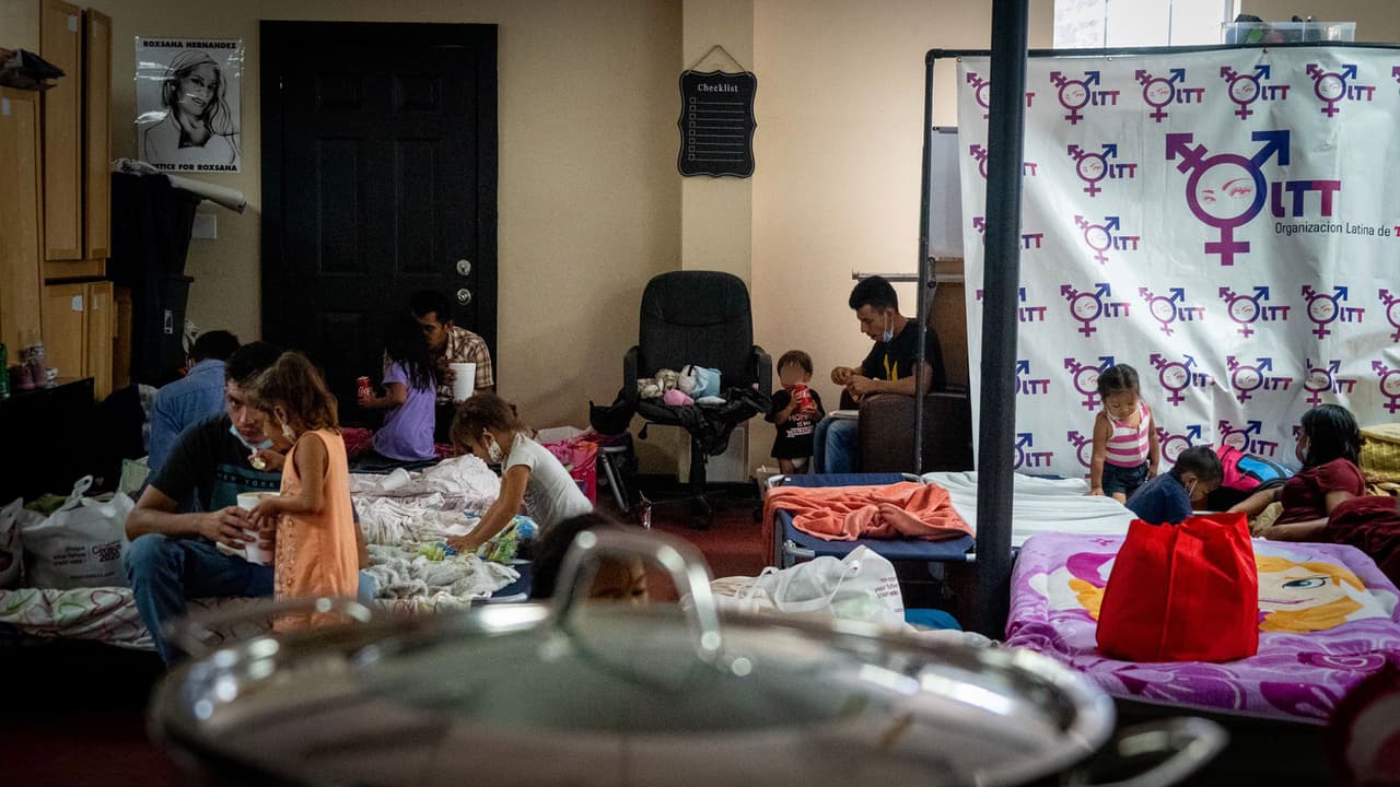 <a href="https://www.univision.com/local/houston-kxln/">Univision 45</a> sigue esperando respuesta por parte de las autoridades sobre el proceso de dejar a inmigrantes en las calles de Houston tras salir de los centros de procesamiento.