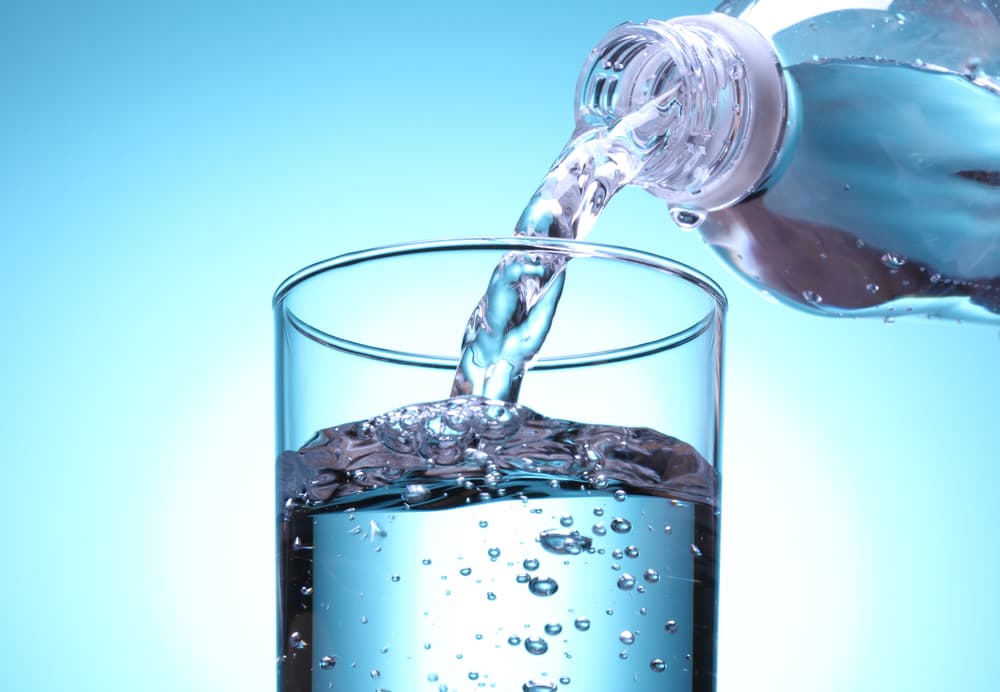<b>Agua, bebida sagrada</b>. Como uno de los efectos del alcohol es la deshidratación, cuando se ha consumido en exceso lo mejor es hidratarse lo mas pronto posible, por eso es importante beber agua en generosas cantidades. 
<br>
