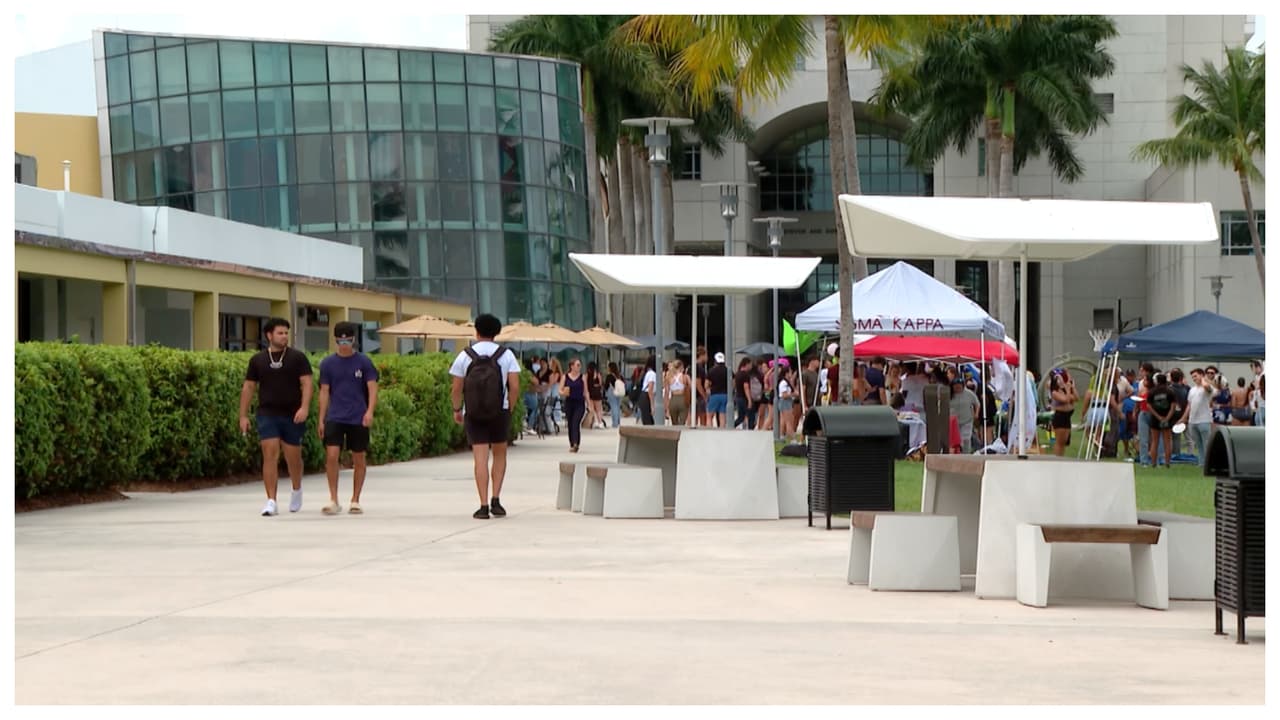 Los estudiantes de universidades reciben el 
<b><a href="https://www.irs.gov/forms-pubs/about-form-1098-t" target="_blank">formulario 1098-T</a></b> en el cual se muestran los gastos en matrícula, así como si alguien recibió ayudas y becas. Con este documento se 
<b>pueden calcular los créditos por gastos de educación y deducciones</b>. 
<br>