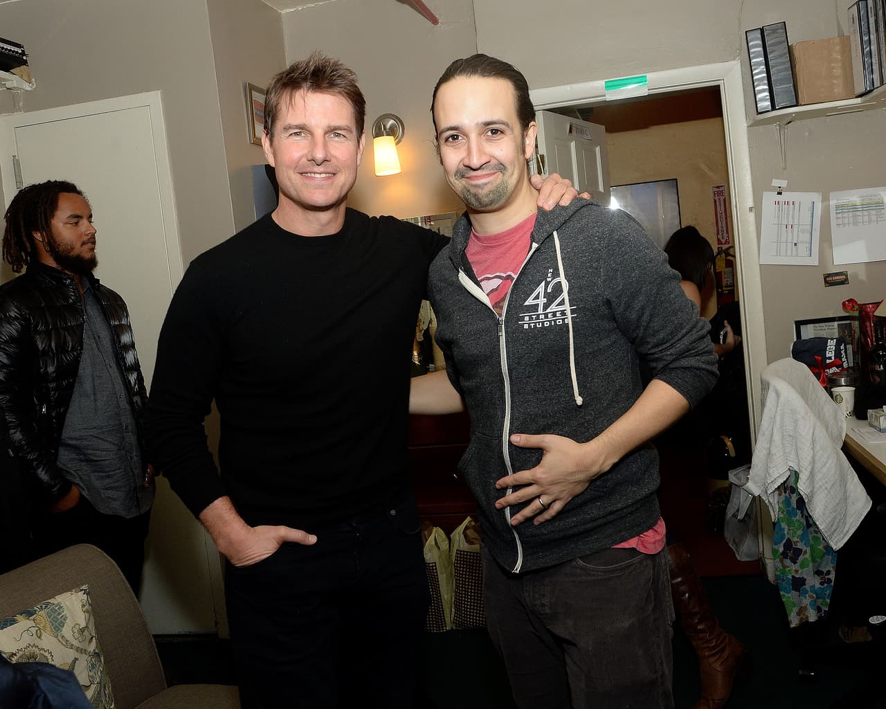 Tom Cruise ha despertado sospechas de haber sido seducido a los encantos del bisturí. Pero su cara no cambió de un día a otro. En esta imagen, junto a Lin Manuel Miranda, en diciembre, cuando acudió a ver la obra "Hamilton".