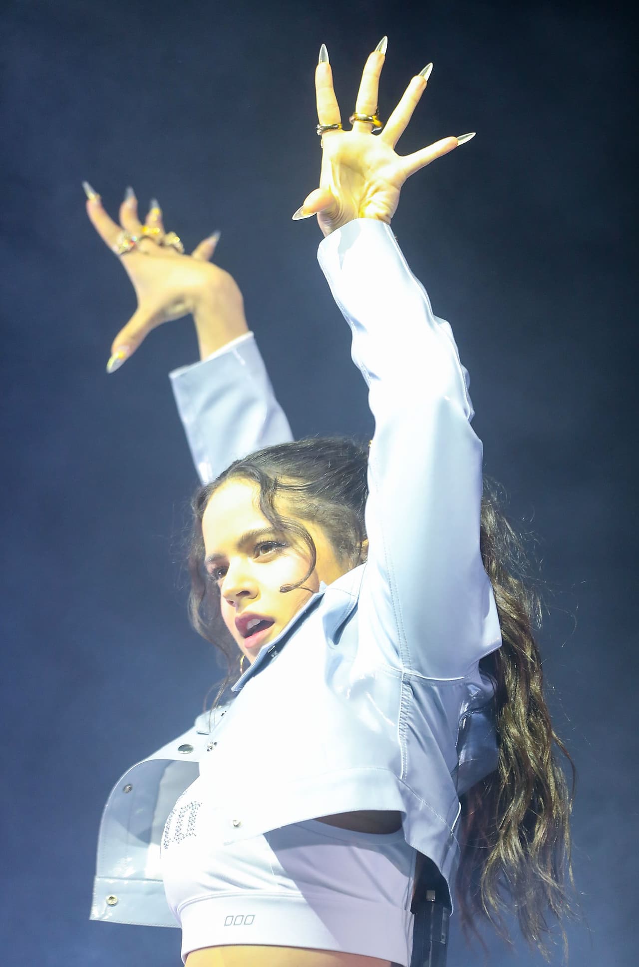 No cabe duda que los diversos diseños que Rosalía usa en sus uñas se han vuelto tendencia entre la juventud.