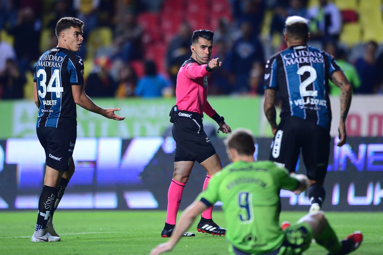 Con un doblete de Aldo rocha, gol de Martín Rodríguez, y gol del Shaggy Martínez, Morelia golea y deja claro el mal momento que esta viviendo el Querétaro.