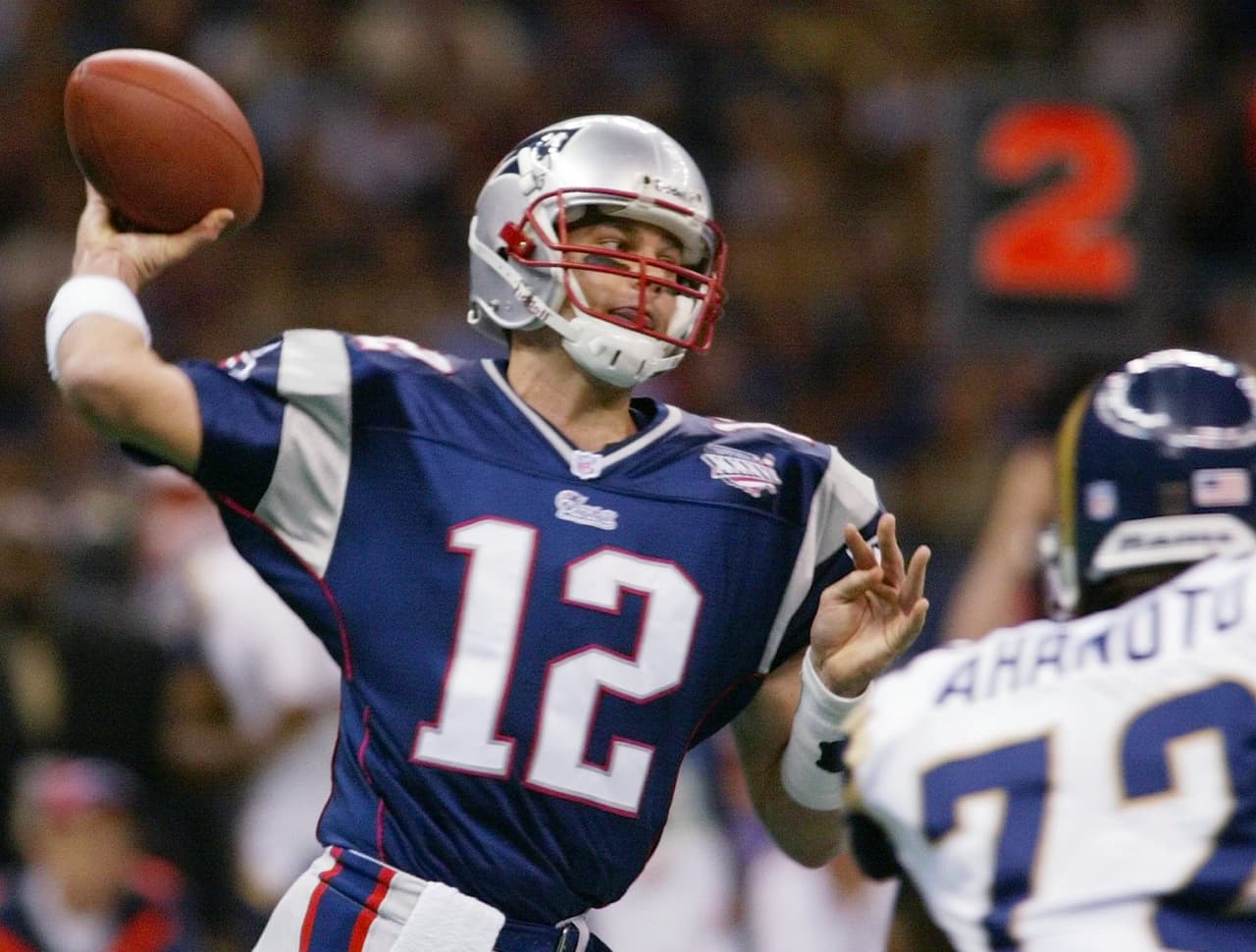 6. Tom Brady, New England Patriots | Titularizó en el Super Bowl XXXVI a la edad de 24 años, 184 días. Lanzó para 145 yardas, completó 16 de 27 con un touchdown. Patriots 20-17 Rams.