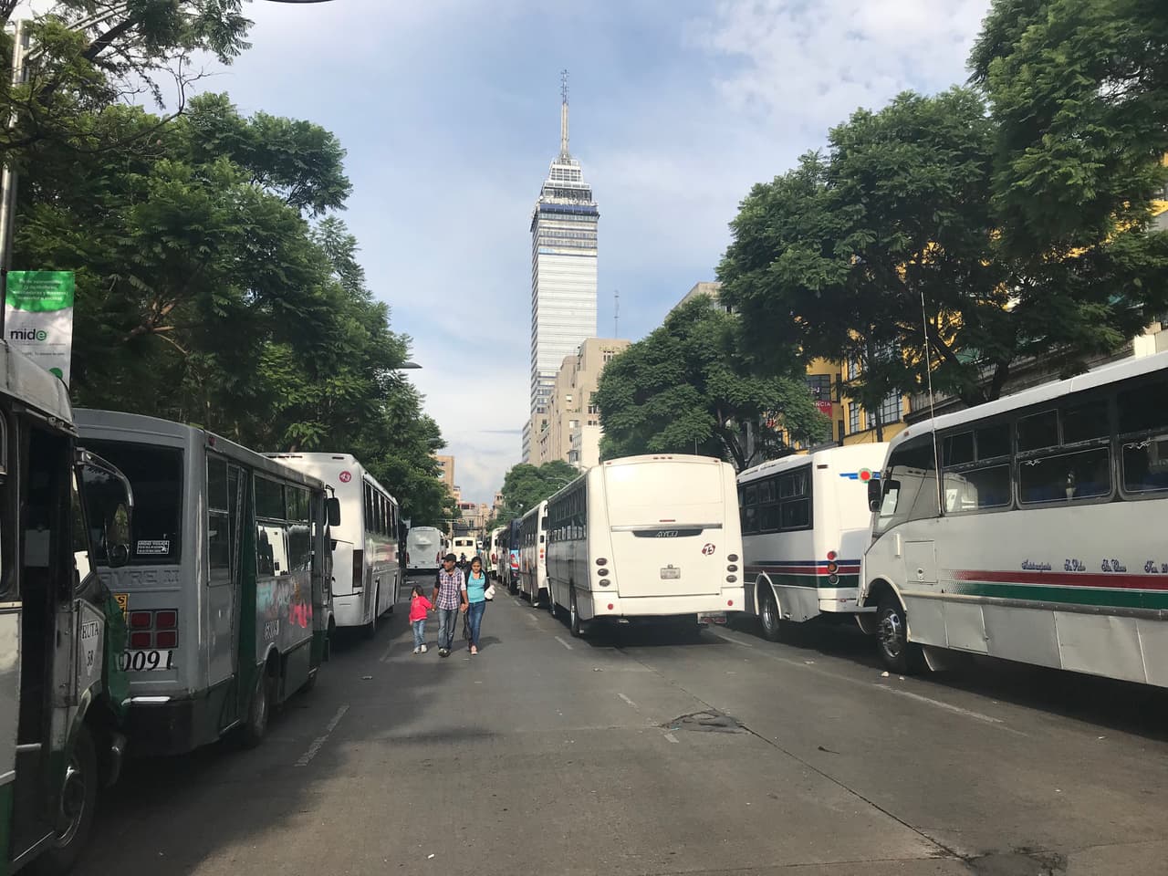 Decenas de camiones estacionados cerca del Zócalo de la Ciudad de México.