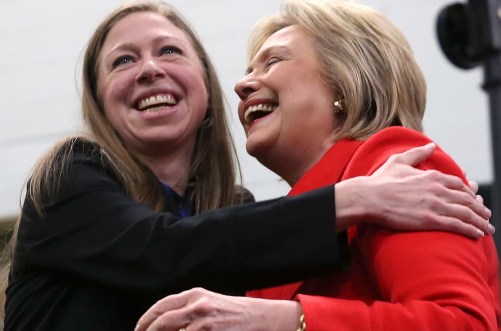 Chelsea está recaudando fondos para la campaña de su madre, por lo que para el día de las madres está invitando a la gente a que donen y la feliciten. La gente que quiera donar puede dar desde 3 dólares hasta 250, o si quieren donar otra cantidad distintas a las que se proponen ahí también lo pueden hacer. Chelsea entregará la colecta a su mamá el próximo domingo junto con una tarjeta en la que estarán las firmas de los que donaron.