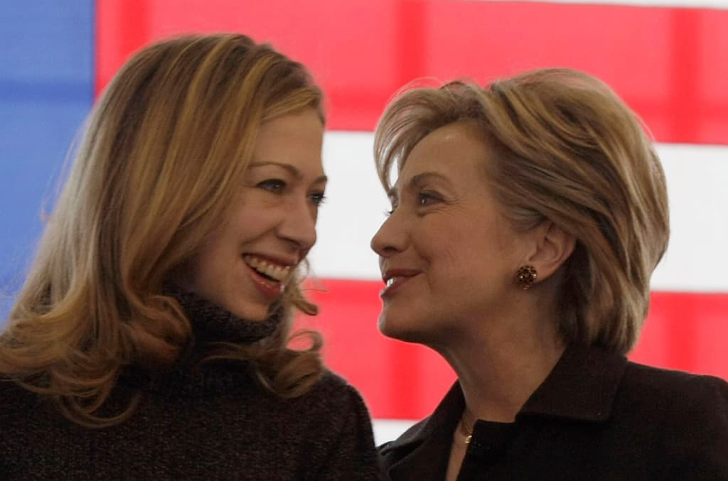 “Mi mamá es mi héroe”, afirmó Chelsea en entrevista con Today. Además la hija de Hillary Clinton ha asegurado más de una vez, lo feliz que la hace ver a su mamá como abuela. Hillary Clinton juega con su nieta Charlotte y aunque no tiene buena voz le canta canciones.