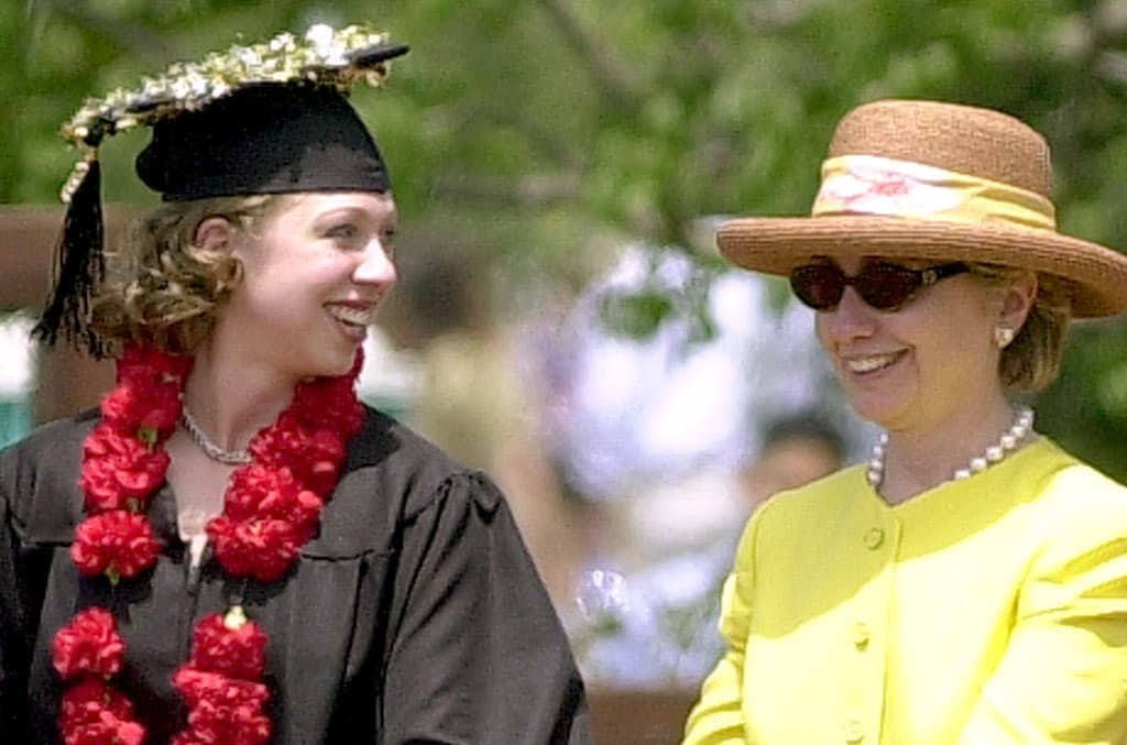 En entrevista con Ellen DeGeneres Chelsea afirmó que ella no sabía que podía amar y respetar más a su mamá de lo que ya lo hacia hasta que se convirtió en madre. “Mi mamá ha trabajado para que todas las niña y los niños puedan crecer y perseguir sus sueños”, afirmó Chelsea.