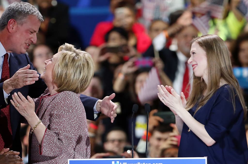 Chelsea le comentó a Entertainment Tonight que esta acostumbrada a que su mamá sea constantemente atacada. "Creo que para bien o para mal , yo no recuerdo un momento en que ella no haya sido atacada por personas que no quieren verla tener éxito, - cuando ella estaba luchando por la educación de la infancia en Arkansas, o la asistencia sanitaria universal en el 1990," afirmó Chelsea en entrevista con Entertainment Tonigth.