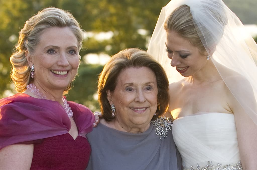 Sobre su madre Dorothy Howell, Hillary Clinton afirma en su biografía “Hard Choices” que fue la persona que más influyó en ella. "Nadie tuvo una mayor influencia en mi vida o hizo más para dar forma a la persona en la que me convertí”, afirma. Para Chelsea, su abuela fue una de las figuras más importantes de su vida.