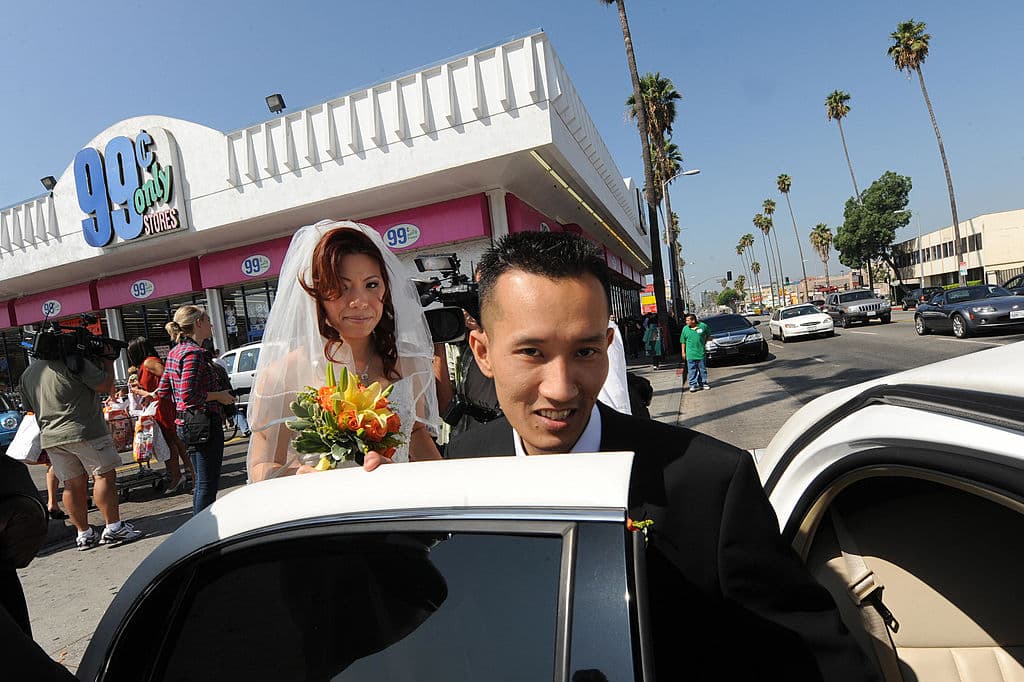 Cada uno de los matrimonios, como el de Bonnie Cam y Jon Nguyen, fueron enviados de luna de miel, en limusina, a disfrutar de una estadía en un hotel, pagada por la cadena.