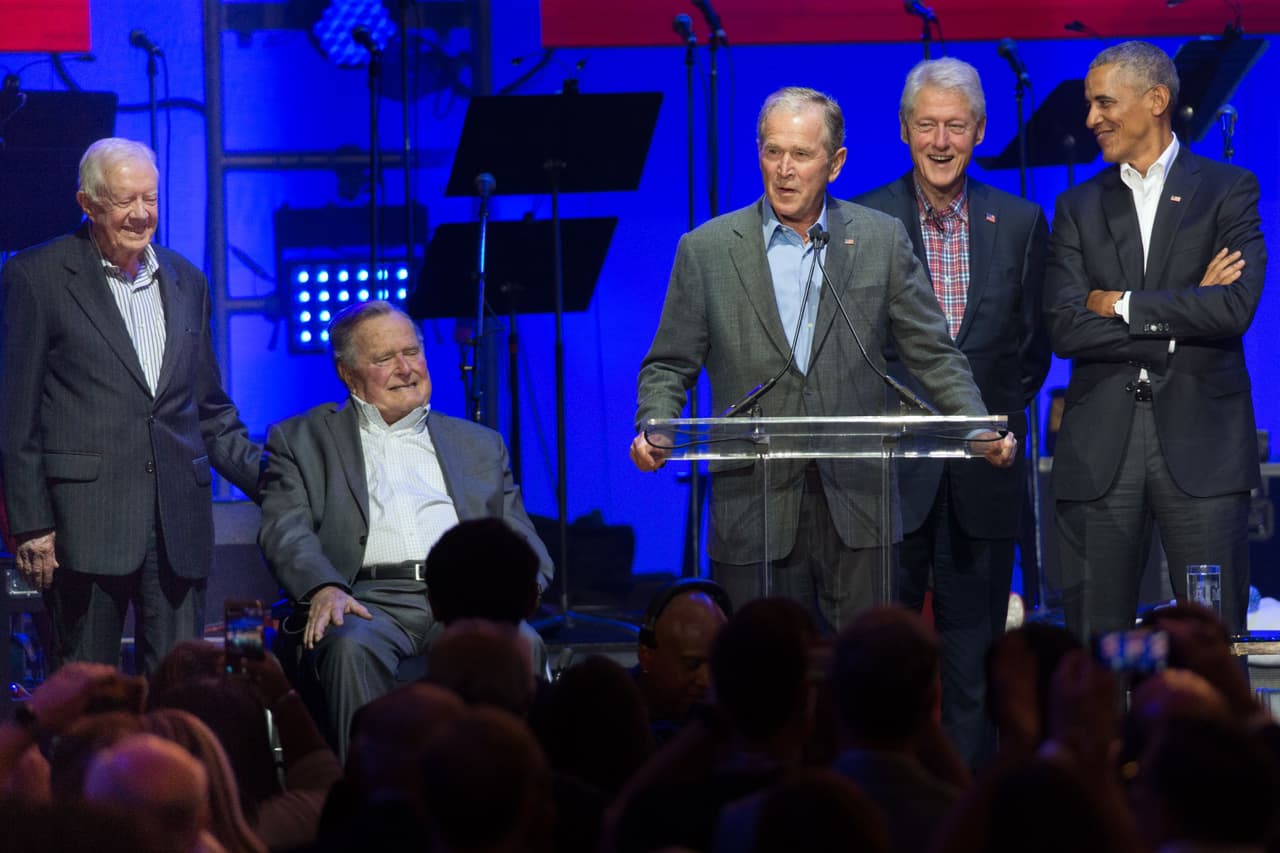 (L-R) Former US Presidents, Jimmy Carter, George H. W. Bush, George W. Bush, Barack Obama and Bill Clinton attend the Hurricane Relief concert in College Station, Texas, on October 21, 2017. / AFP PHOTO / JIM CHAPIN (Photo credit should read JIM CHAPIN/AFP/Getty Images)