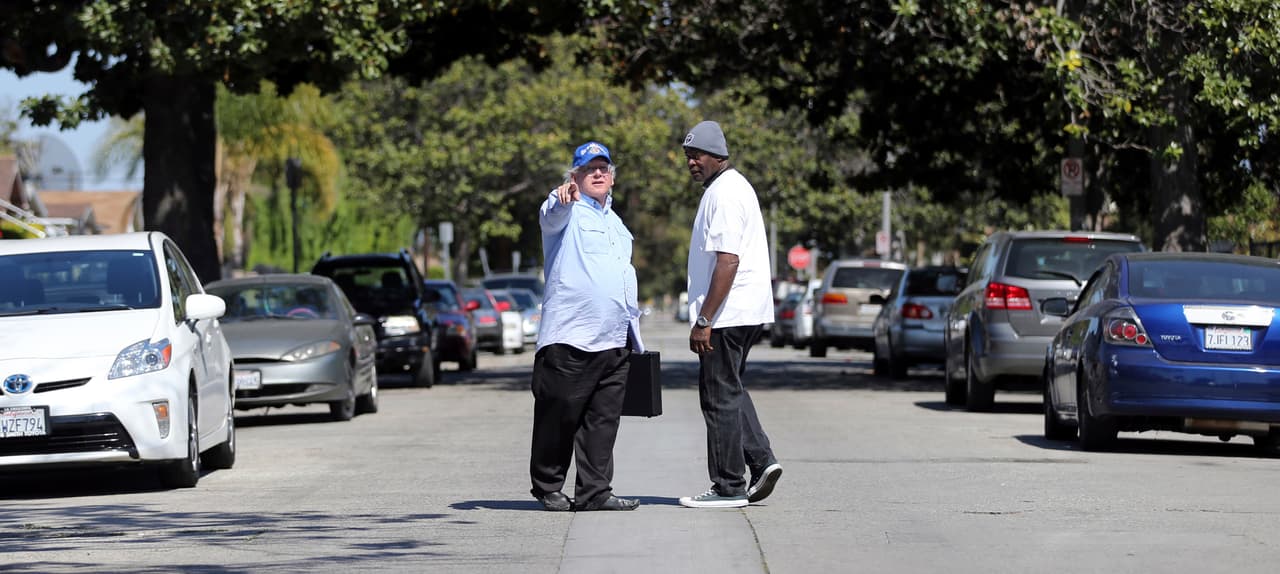 Goldman (derecha), un piloto que sirvió en la Fuerza Aérea de EEUU, dijo que en 1992 había regresado al sur de Los Ángeles, la comunidad donde creció. “Bart dice que le salvé la vida, pero yo no lo veo así. Solamente lo ayudé a salir de allí”, comentó Goldman. Este año los hombres regresaron a la calle donde cruzaron caminos por primera vez en 1992.