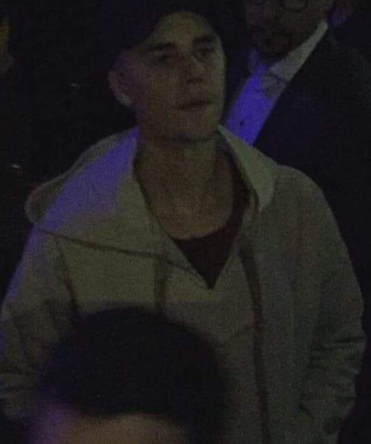 Bieber nunca despegó la mirada del escenario, ¿será que Jenni también es una de sus fantasías?