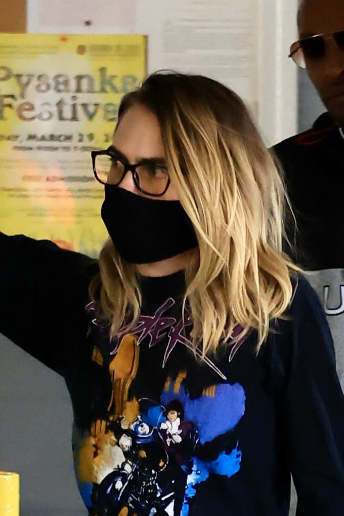 Las actrices Cara Delevingne y Ashley Benson salieron de su hogar protegidas con una máscara.