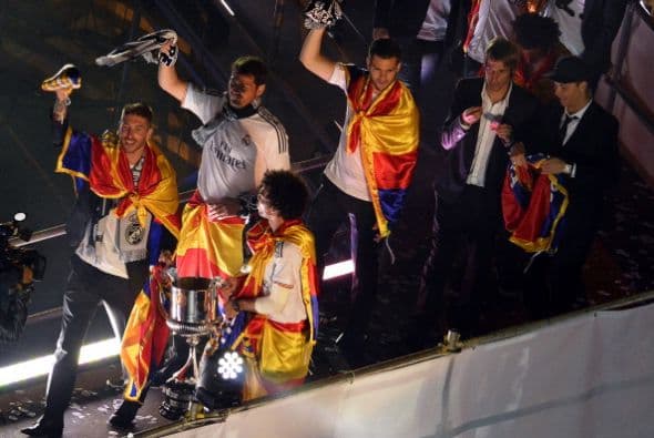 Custodiado por la policía, el autobús que transportaba a la plantilla llegó a Cibeles a las 4:06, al grito de la afición madridista 'Sí, sí, sí, la Copa ya está aquí".