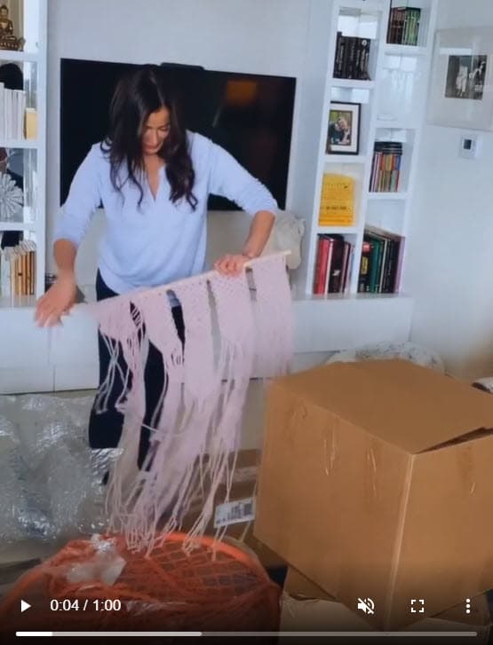 Esto sucedió porque publicó un video en Instagram en donde mostraba artículos de su línea de hogar, pero al fondo se alcanzaba a ver un 
<b>portarretrato donde abrazaba a un hombre</b>.
<br>