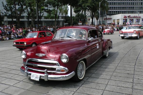 Casi dos mil vehículos clásicos desfilaron por las calles de la Ciudad de México para romper el Récord Guinness de más autos de este tipo en movimiento. Transitaron mil 721 autos, lo que superó la marca de Holanda, cuyo récord era de 948 vehículos. De acuerdo con las autoridades, el paso de estos autos clásicos fue visto por 250 mil asistentes. Circularon autos Datsun 1300, Jaguares, MG 59, Chevrolet apache, Alfa Romeo, Mercury, Porche, entre otros, que atrajeron la atención de capitalinos y visitantes. El paso de los vehículos fue interrumpido por el calentamiento de algunos que se quedaron en el camino y provocaron “cuellos de botella”; sin embargo, los organizadores confiaron en que los vehículos llegarían a la meta.